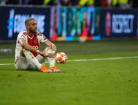 [ẢNH] Dàn sao trẻ Ajax gục xuống sân như ngả rạ sau khi bị loại nghiệt ngã