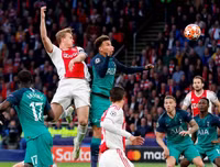 [ẢNH] Dàn sao trẻ Ajax gục xuống sân như ngả rạ sau khi bị loại nghiệt ngã