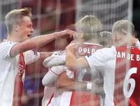 [ẢNH] Dàn sao trẻ Ajax gục xuống sân như ngả rạ sau khi bị loại nghiệt ngã