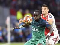 [ẢNH] Dàn sao trẻ Ajax gục xuống sân như ngả rạ sau khi bị loại nghiệt ngã