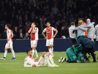 [ẢNH] Dàn sao trẻ Ajax gục xuống sân như ngả rạ sau khi bị loại nghiệt ngã