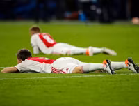 [ẢNH] Dàn sao trẻ Ajax gục xuống sân như ngả rạ sau khi bị loại nghiệt ngã