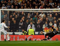 [ẢNH] Ronaldo khoe cơ bắp hoàn hảo sau khi lóe sáng đưa Real vào bán kết