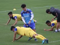 [ẢNH] Trợ lý điển trai người Hàn Quốc gây chú ý ở U23 Việt Nam