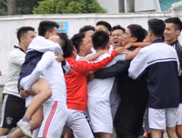 Giành vé bán kết kịch tính, THPT Nguyễn Thị Minh Khai lại mơ vô địch