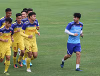 [ẢNH] Trợ lý điển trai người Hàn Quốc gây chú ý ở U23 Việt Nam
