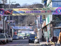 [ẢNH] HLV Park Hang-seo được chào đón như người hùng khi về thăm quê