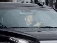 [ẢNH] Ibra, Lukaku và dàn sao M.U lạnh lùng đến sân tập, chờ đại chiến Liverpool