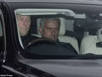 [ẢNH] Ibra, Lukaku và dàn sao M.U lạnh lùng đến sân tập, chờ đại chiến Liverpool