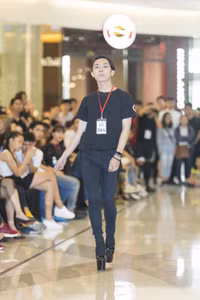 Xuất hiện gương mặt giống hệt Hoàng Thùy
