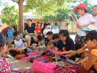 [ẢNH] Rọi đèn ô tô thắp sáng sân khấu phá cỗ Trung thu trên rẻo cao Tây Bắc