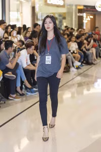 Xuất hiện gương mặt giống hệt Hoàng Thùy