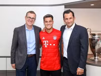 [ẢNH] Coutinho hớn hở ra mắt Bayern, lấy số áo tuyệt đẹp Robben để lại