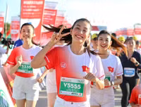 [ẢNH] Ngắm vẻ đẹp Hoa hậu Tiểu Vy với những bước chạy trên đảo Lý Sơn