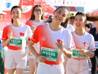 [ẢNH] Ngắm vẻ đẹp Hoa hậu Tiểu Vy với những bước chạy trên đảo Lý Sơn