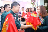 Lê Phương và chồng trẻ không ngừng thể hiện tình yêu tại lễ cưới