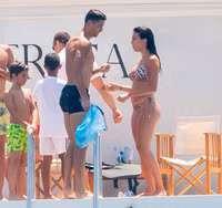 [ẢNH] Ronaldo và bạn gái khoe dáng bốc lửa trên du thuyền ở Hy Lạp