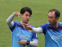 [ẢNH] Trợ lý điển trai người Hàn Quốc gây chú ý ở U23 Việt Nam