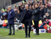 [ẢNH] Muôn sắc thái của HLV Mourinho trong màn ra mắt thắng hú vía cùng Tottenham