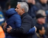 [ẢNH] Muôn sắc thái của HLV Mourinho trong màn ra mắt thắng hú vía cùng Tottenham
