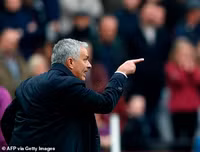 [ẢNH] Muôn sắc thái của HLV Mourinho trong màn ra mắt thắng hú vía cùng Tottenham