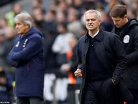 [ẢNH] Muôn sắc thái của HLV Mourinho trong màn ra mắt thắng hú vía cùng Tottenham
