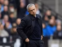 [ẢNH] Muôn sắc thái của HLV Mourinho trong màn ra mắt thắng hú vía cùng Tottenham