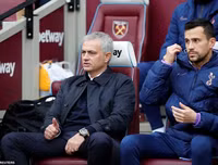 [ẢNH] Muôn sắc thái của HLV Mourinho trong màn ra mắt thắng hú vía cùng Tottenham