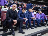 [ẢNH] Muôn sắc thái của HLV Mourinho trong màn ra mắt thắng hú vía cùng Tottenham