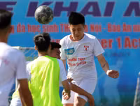[ẢNH] Thua ngược 1-4, cựu vô địch THPT Hoàng Cầu dừng bước