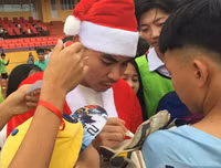[ẢNH] Duy Mạnh, Đức Huy hóa thân ông già Noel tặng quà các em nhỏ