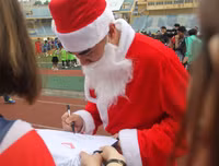 [ẢNH] Duy Mạnh, Đức Huy hóa thân ông già Noel tặng quà các em nhỏ