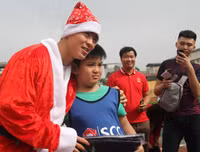 [ẢNH] Duy Mạnh, Đức Huy hóa thân ông già Noel tặng quà các em nhỏ