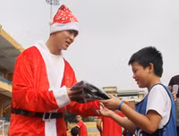 [ẢNH] Duy Mạnh, Đức Huy hóa thân ông già Noel tặng quà các em nhỏ