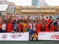 [ẢNH] Duy Mạnh, Đức Huy hóa thân ông già Noel tặng quà các em nhỏ