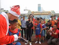 [ẢNH] Duy Mạnh, Đức Huy hóa thân ông già Noel tặng quà các em nhỏ
