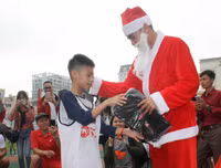 [ẢNH] Duy Mạnh, Đức Huy hóa thân ông già Noel tặng quà các em nhỏ