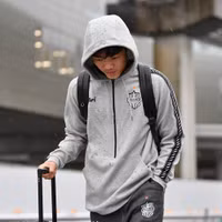 [ẢNH] Xuân Trường lặng lẽ dưới mưa ở Tokyo, chuẩn bị đá Champions League