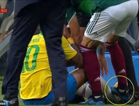 [ẢNH] Mặc mọi giễu cợt, Neymar lém lỉnh diễn lại 