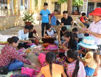 [ẢNH] Rọi đèn ô tô thắp sáng sân khấu phá cỗ Trung thu trên rẻo cao Tây Bắc