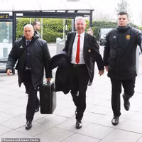 [ẢNH] Sir Alex bất chấp tuổi già, sang Nou Camp 