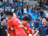 [ẢNH] CĐV Lê Văn Thiêm máu lửa phủ xanh khán đài sân Tây Hồ