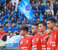 [ẢNH] CĐV Lê Văn Thiêm máu lửa phủ xanh khán đài sân Tây Hồ