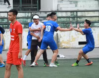 [ẢNH] CĐV Lê Văn Thiêm máu lửa phủ xanh khán đài sân Tây Hồ