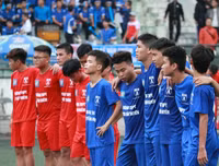 [ẢNH] CĐV Lê Văn Thiêm máu lửa phủ xanh khán đài sân Tây Hồ