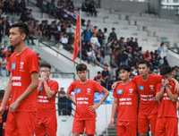[ẢNH] CĐV Lê Văn Thiêm máu lửa phủ xanh khán đài sân Tây Hồ