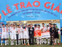 THPT Nguyễn Thị Minh Khai ăn mừng chức vô địch lần thứ ba