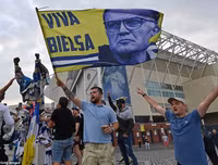 [ẢNH] CĐV ăn mừng điên cuồng, đập phá ô tô khi Leeds United lên hạng