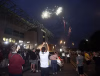 [ẢNH] CĐV ăn mừng điên cuồng, đập phá ô tô khi Leeds United lên hạng