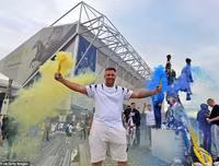 [ẢNH] CĐV ăn mừng điên cuồng, đập phá ô tô khi Leeds United lên hạng